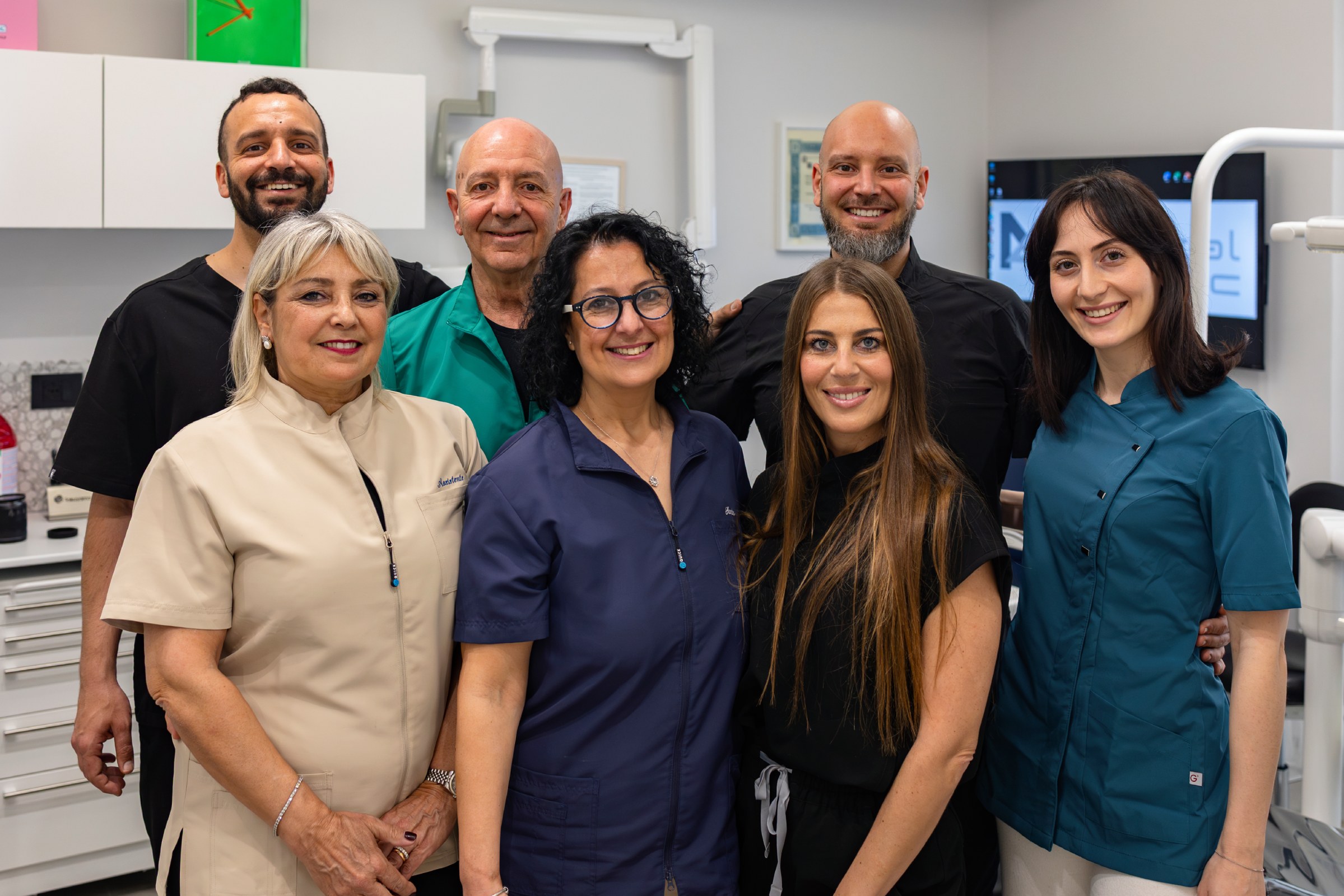 Il gruppo di M4 Medical Clinic in una sala operativa dello studio